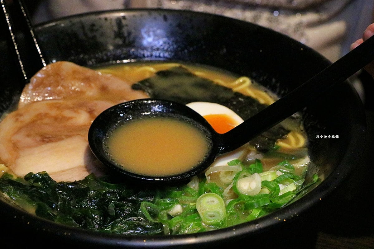 九湯屋日本拉麵 仁武店‧九州風格湯底，湯頭濃郁可續湯，喜愛奶油香味推薦九州白湯拉麵