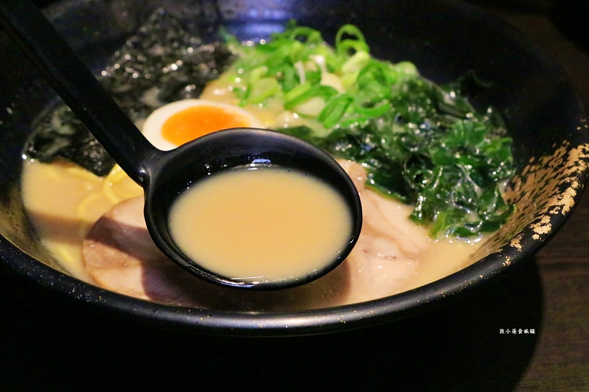 九湯屋日本拉麵 仁武店‧九州風格湯底，湯頭濃郁可續湯，喜愛奶油香味推薦九州白湯拉麵
