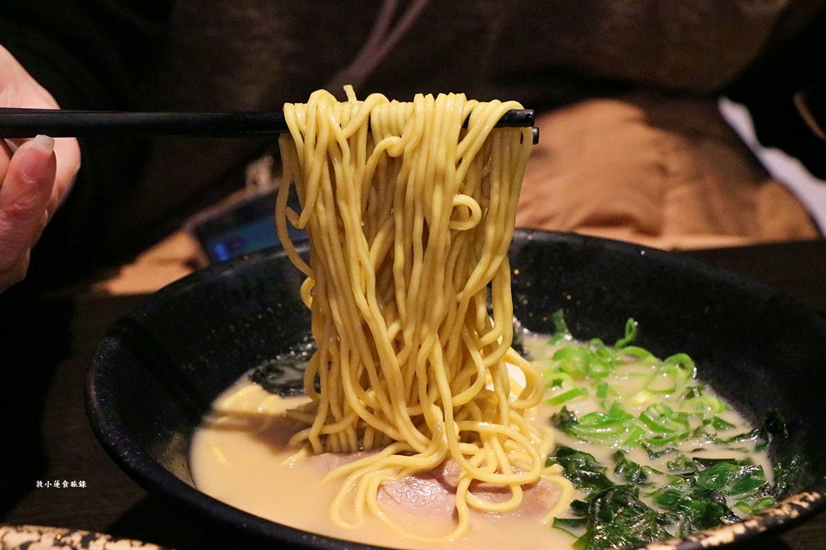 九湯屋日本拉麵 仁武店‧九州風格湯底，湯頭濃郁可續湯，喜愛奶油香味推薦九州白湯拉麵