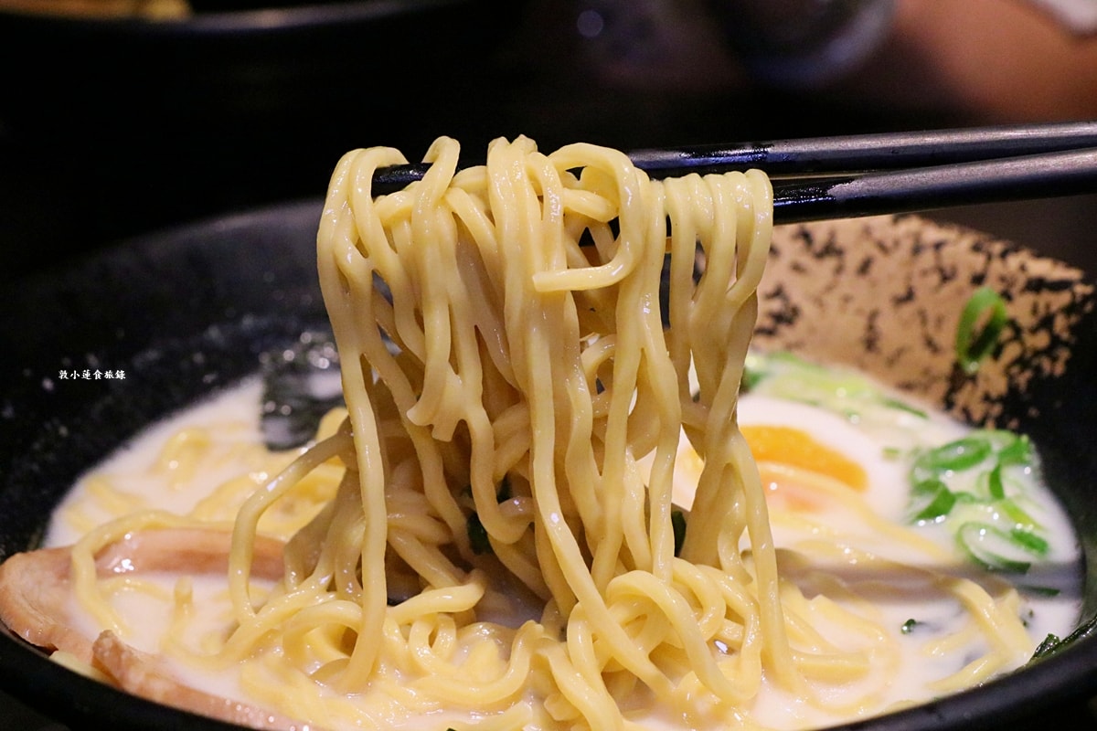 九湯屋日本拉麵 仁武店‧九州風格湯底，湯頭濃郁可續湯，喜愛奶油香味推薦九州白湯拉麵