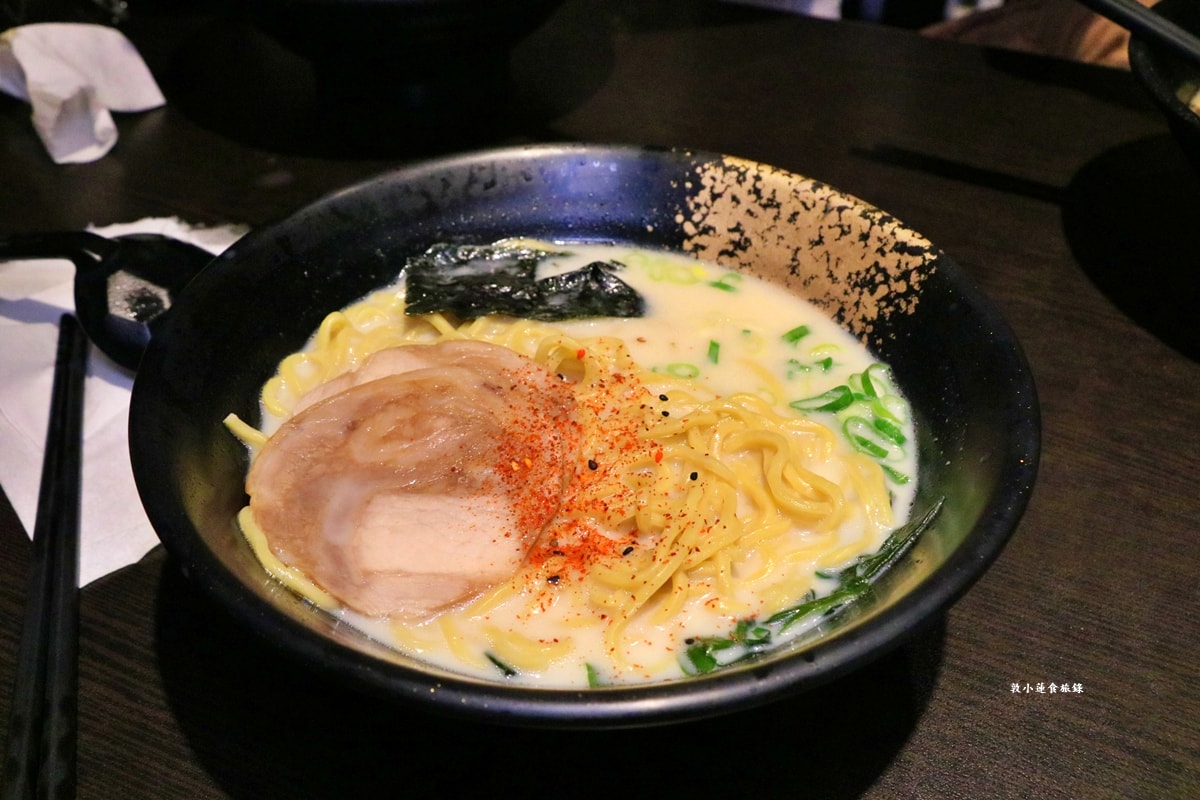 九湯屋日本拉麵 仁武店‧九州風格湯底，湯頭濃郁可續湯，喜愛奶油香味推薦九州白湯拉麵