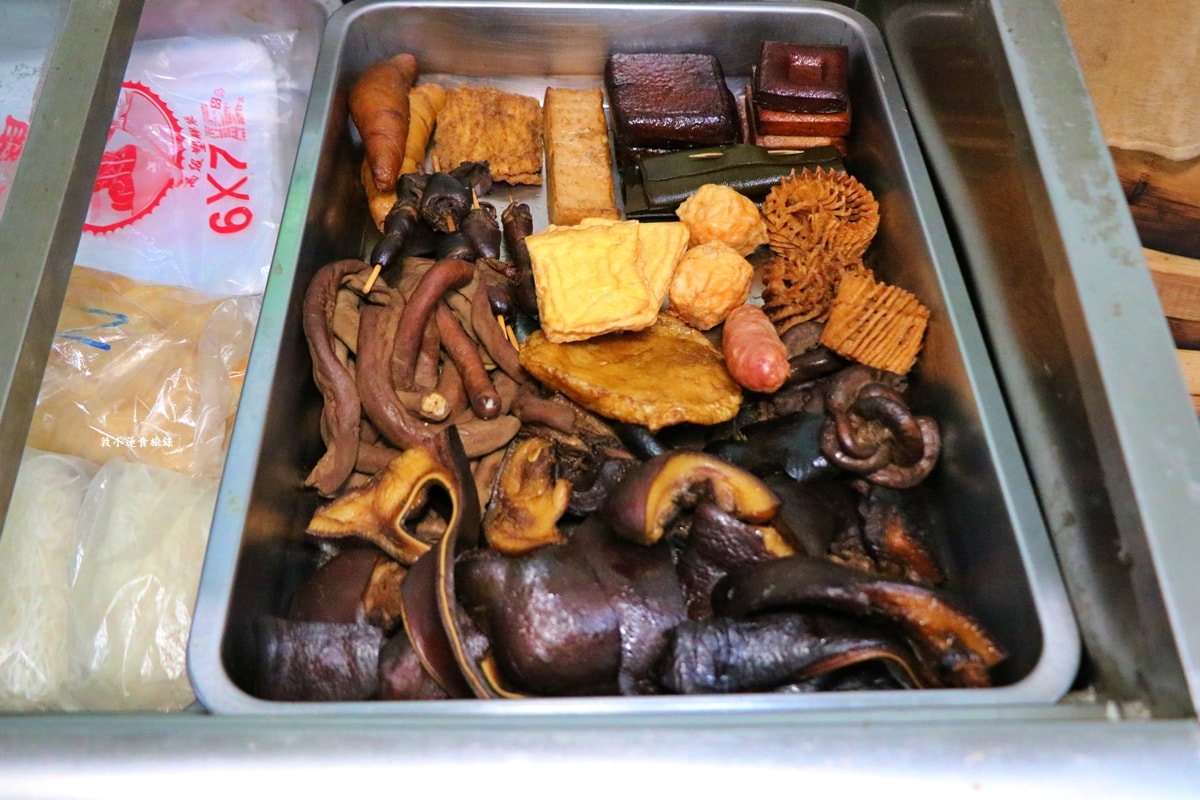 海軍眷村刀削麵‧榮總涵洞附近眷村刀削麵，店家超低調餐點份量十足，推薦紅燒牛肉麵、肉燥刀削麵!!另有饅頭、蔥油餅!!