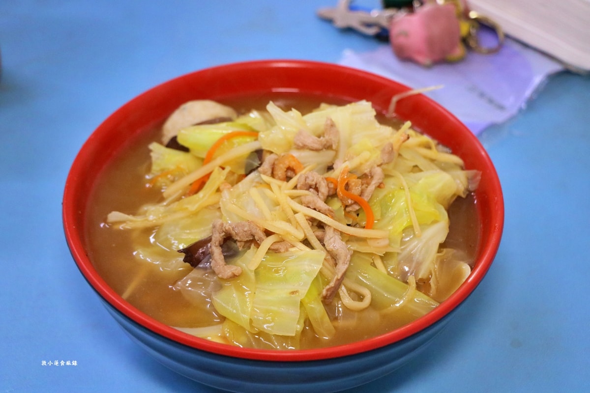 海軍眷村刀削麵‧榮總涵洞附近眷村刀削麵，店家超低調餐點份量十足，推薦紅燒牛肉麵、肉燥刀削麵!!另有饅頭、蔥油餅!!