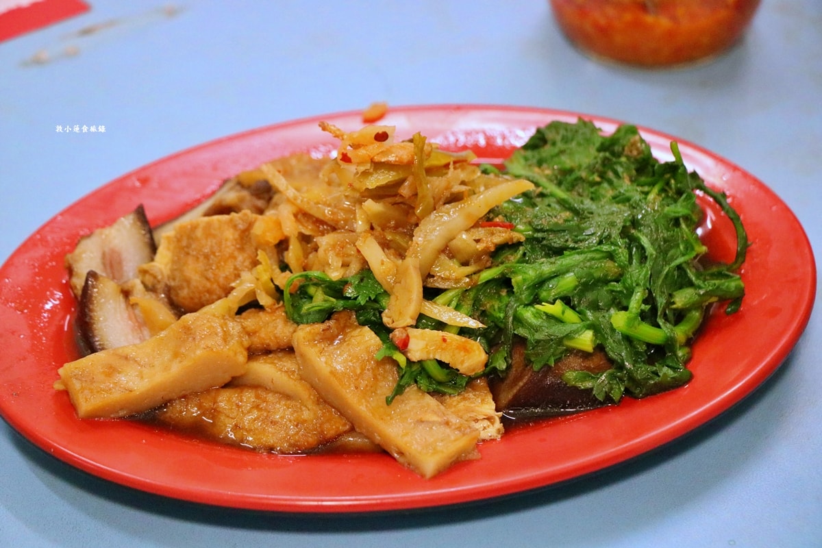 海軍眷村刀削麵‧榮總涵洞附近眷村刀削麵，店家超低調餐點份量十足，推薦紅燒牛肉麵、肉燥刀削麵!!另有饅頭、蔥油餅!!