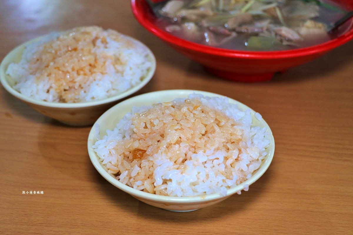 哈囉市場蓁牛雜湯‧藏身在左營仙樹三山宮市場內的現宰台灣牛，牛雜湯頭清潤爽口，現場享用免費續湯