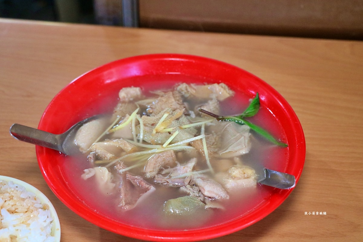 哈囉市場蓁牛雜湯‧藏身在左營仙樹三山宮市場內的現宰台灣牛，牛雜湯頭清潤爽口，現場享用免費續湯