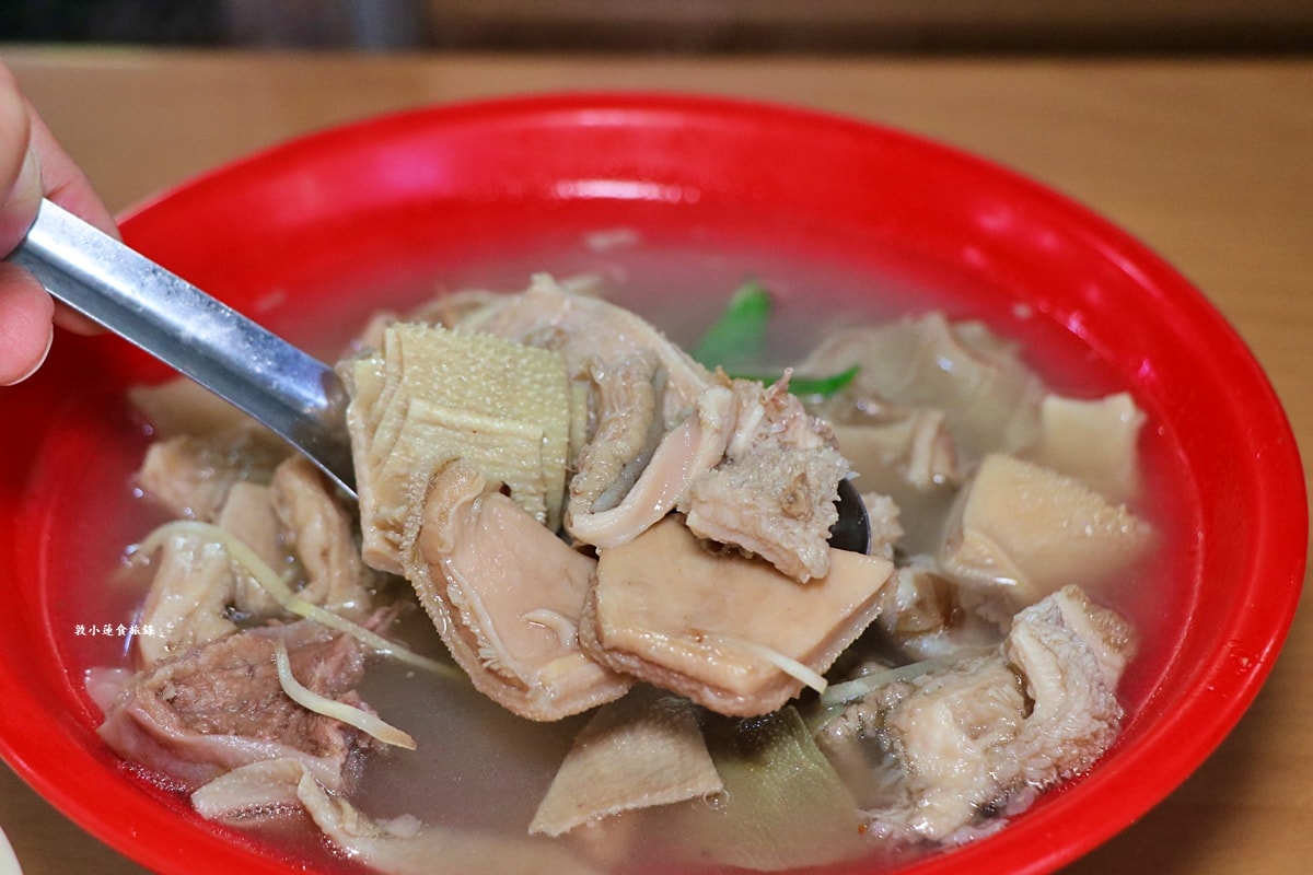 哈囉市場蓁牛雜湯‧藏身在左營仙樹三山宮市場內的現宰台灣牛，牛雜湯頭清潤爽口，現場享用免費續湯