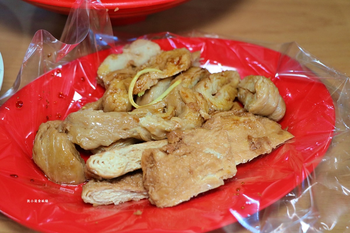 哈囉市場蓁牛雜湯‧藏身在左營仙樹三山宮市場內的現宰台灣牛，牛雜湯頭清潤爽口，現場享用免費續湯