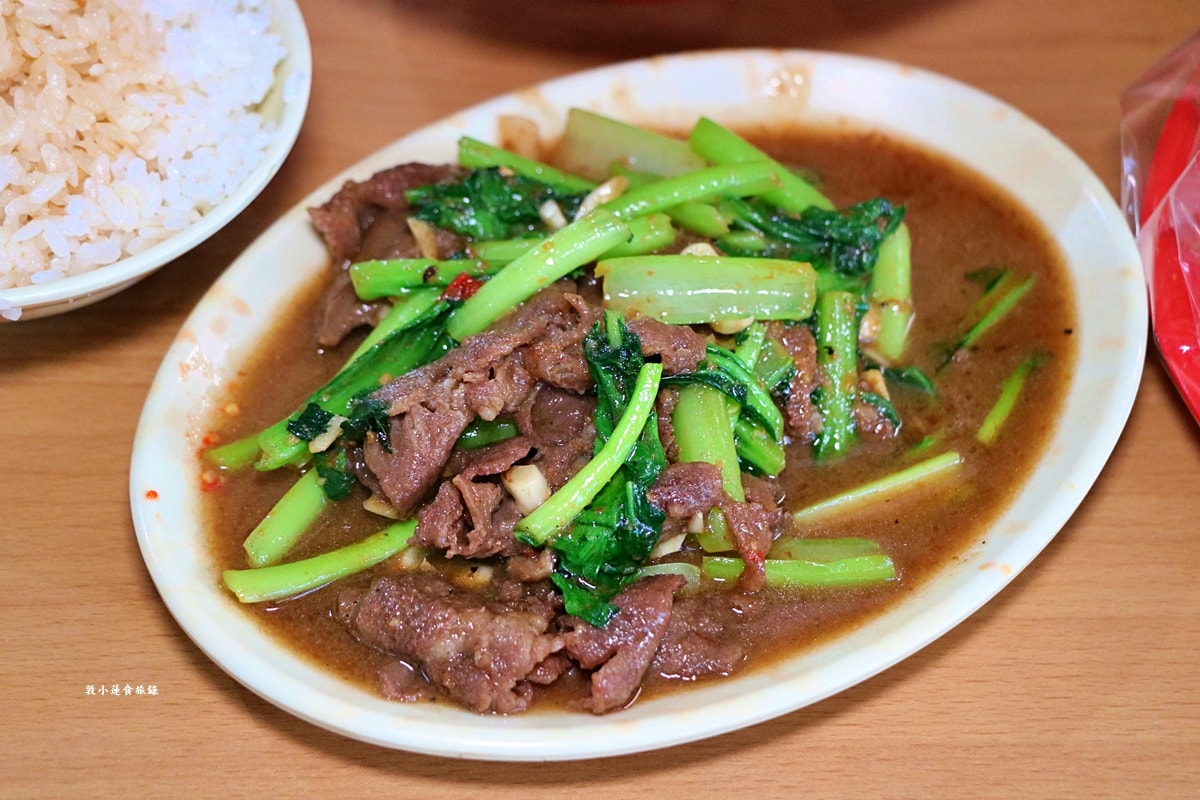 哈囉市場蓁牛雜湯‧藏身在左營仙樹三山宮市場內的現宰台灣牛，牛雜湯頭清潤爽口，現場享用免費續湯