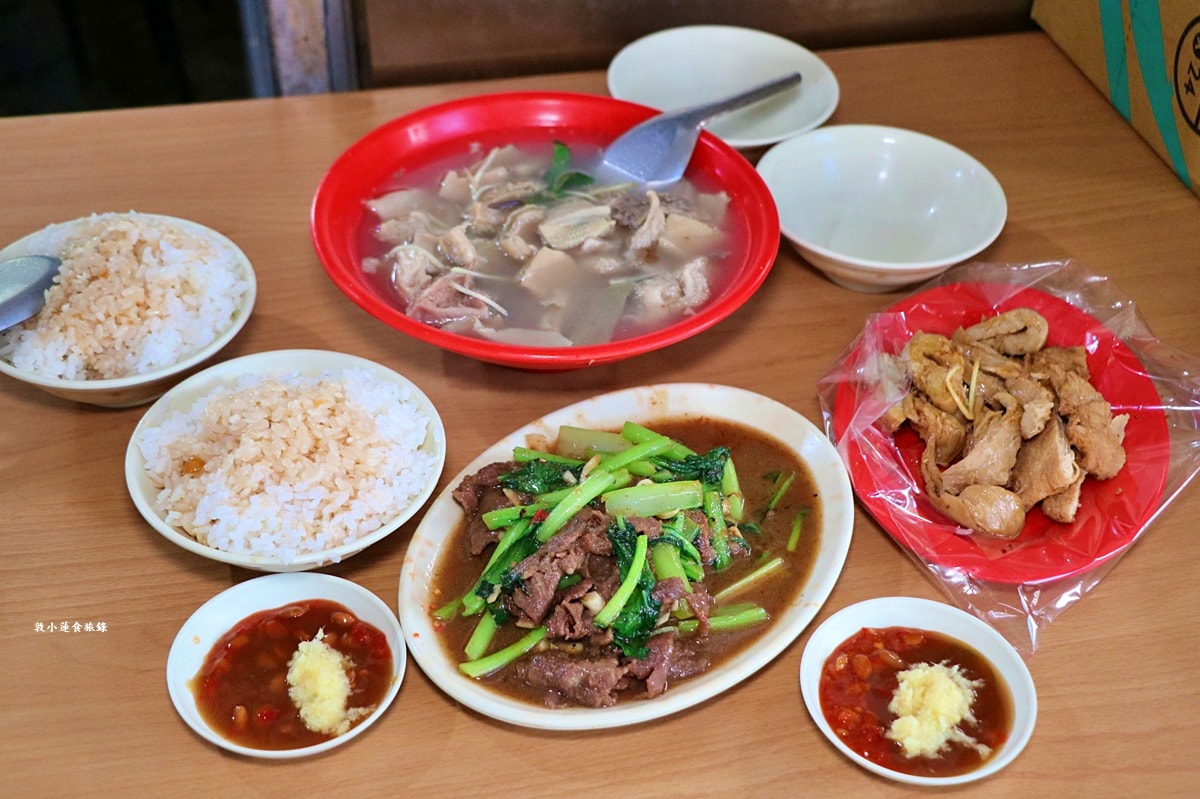 哈囉市場蓁牛雜湯‧藏身在左營仙樹三山宮市場內的現宰台灣牛，牛雜湯頭清潤爽口，現場享用免費續湯