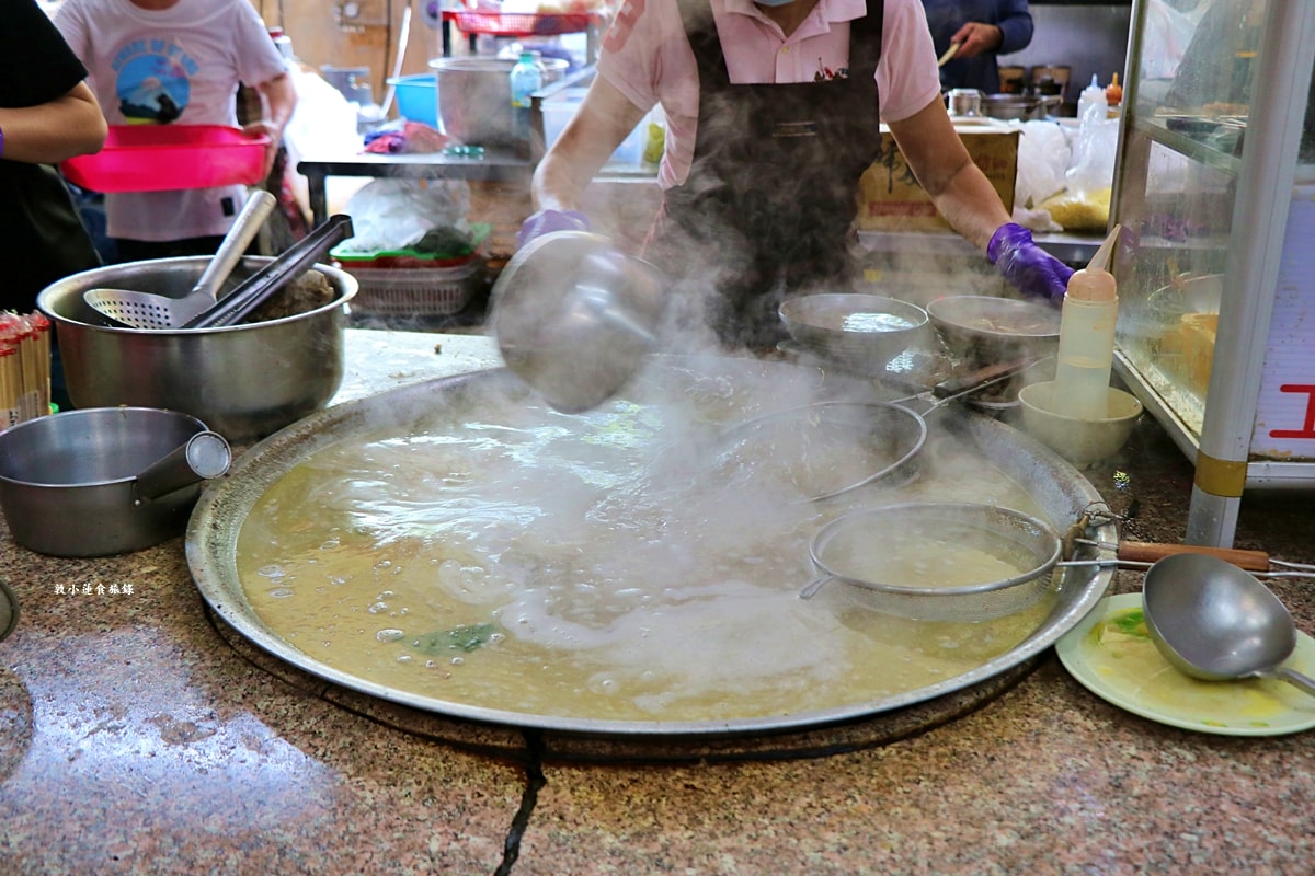 哈囉市場蓁牛雜湯‧藏身在左營仙樹三山宮市場內的現宰台灣牛，牛雜湯頭清潤爽口，現場享用免費續湯