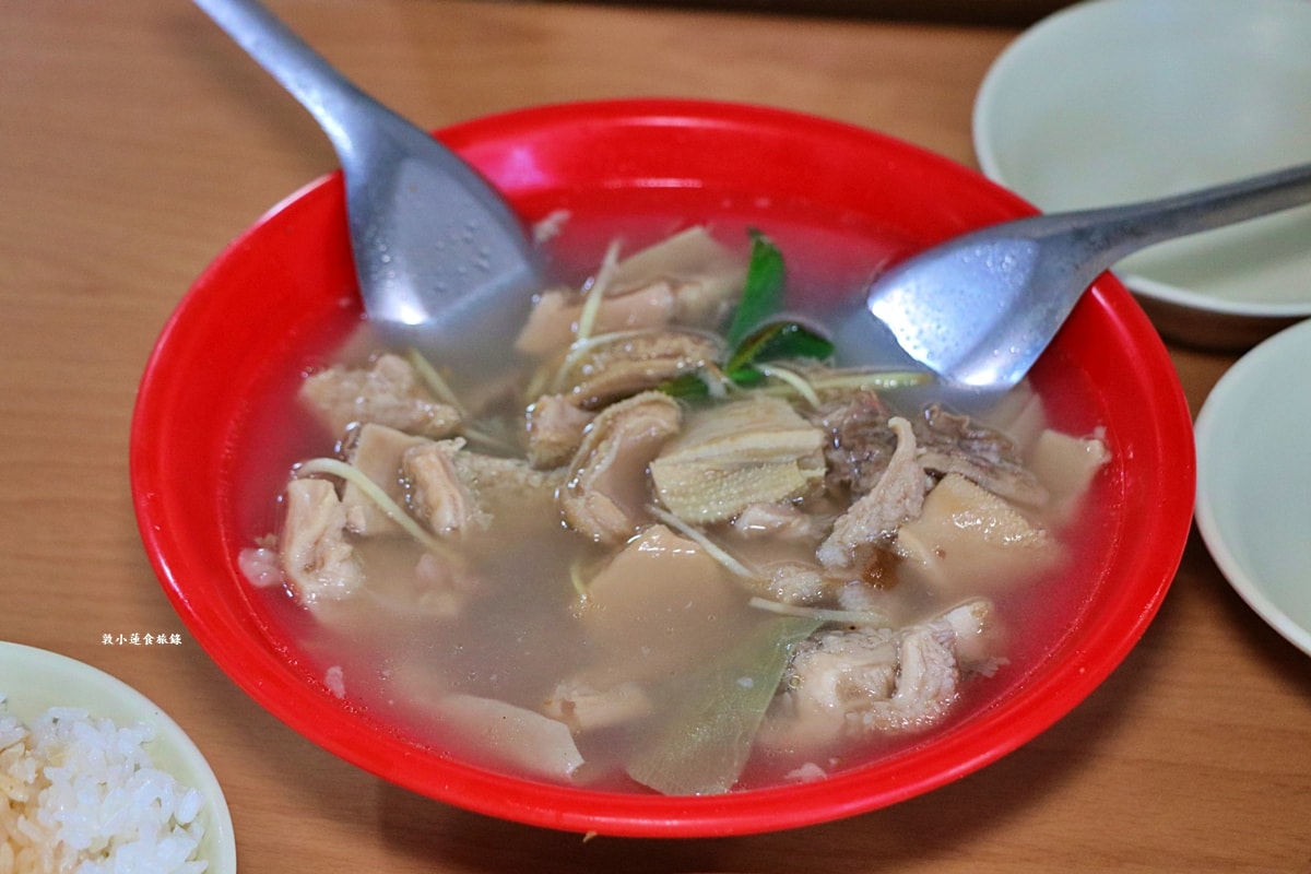 哈囉市場蓁牛雜湯‧藏身在左營仙樹三山宮市場內的現宰台灣牛，牛雜湯頭清潤爽口，現場享用免費續湯