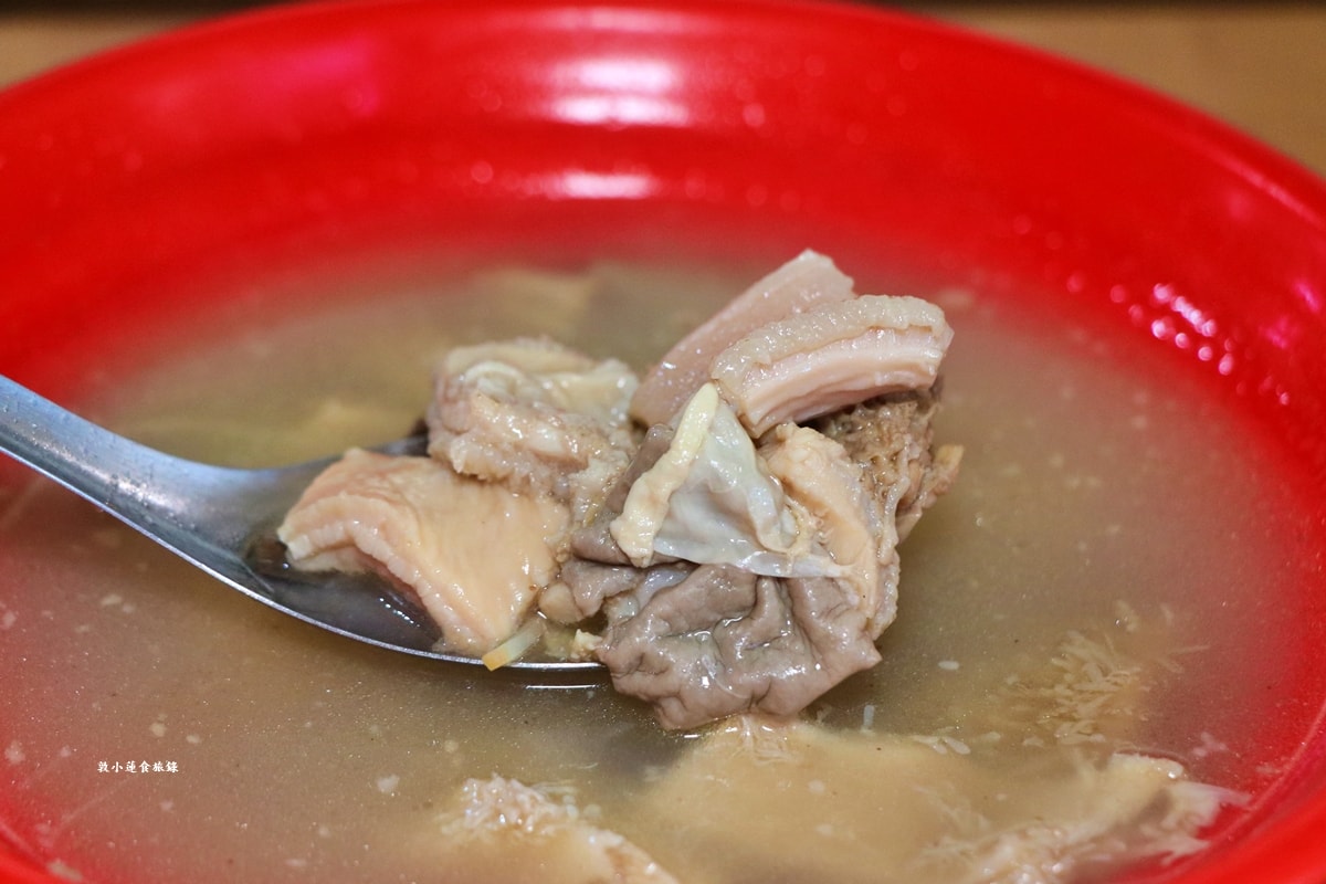 哈囉市場蓁牛雜湯‧藏身在左營仙樹三山宮市場內的現宰台灣牛，牛雜湯頭清潤爽口，現場享用免費續湯