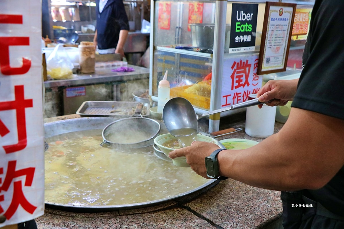哈囉市場蓁牛雜湯‧藏身在左營仙樹三山宮市場內的現宰台灣牛，牛雜湯頭清潤爽口，現場享用免費續湯
