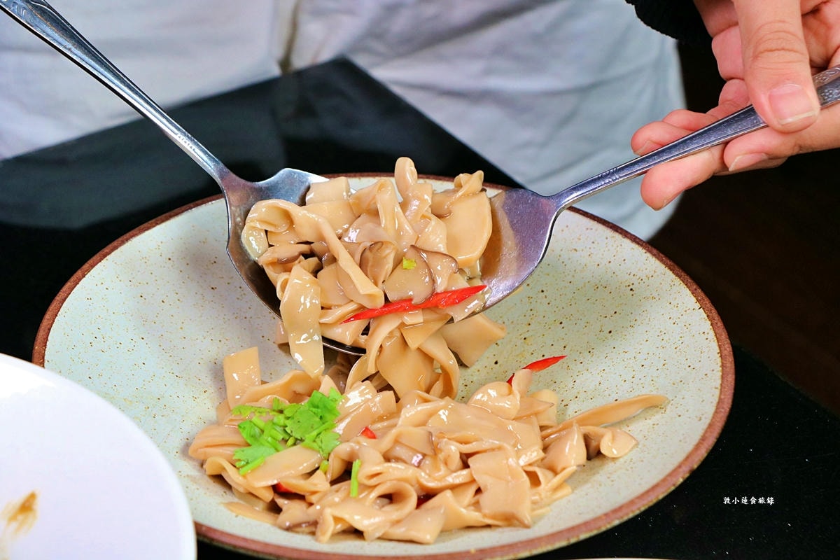 大宅門乾鍋鴨頭‧一鍋二吃,東北特色料理菜,獨門醬料炒香麻而不辣,龍鳳高湯濃郁順口!! - 第12張圖 大宅門乾鍋鴨頭‧一鍋二吃,東北特色料理菜,獨門醬料炒香麻而不辣,龍鳳高湯濃郁順口!!