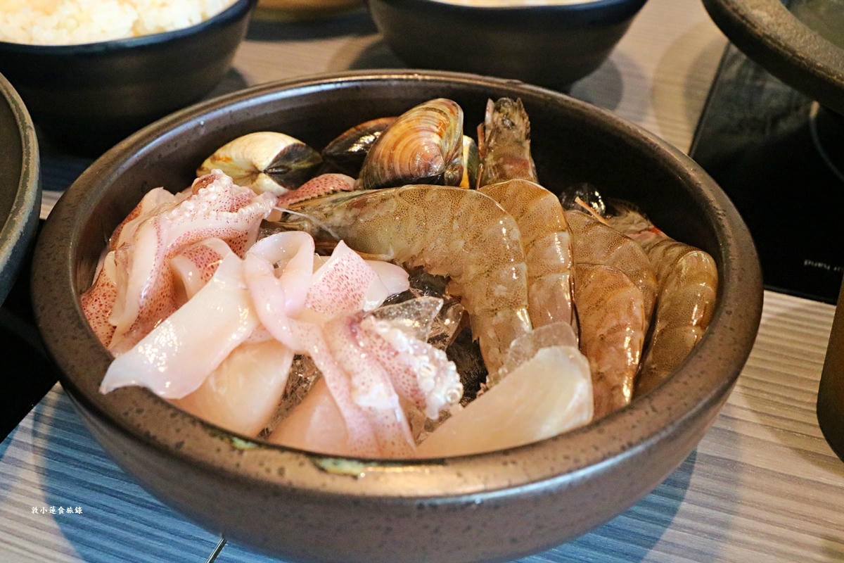 敝姓鍋 南投日月潭店‧水社商城景觀火鍋店，內附素食鍋物料理!!