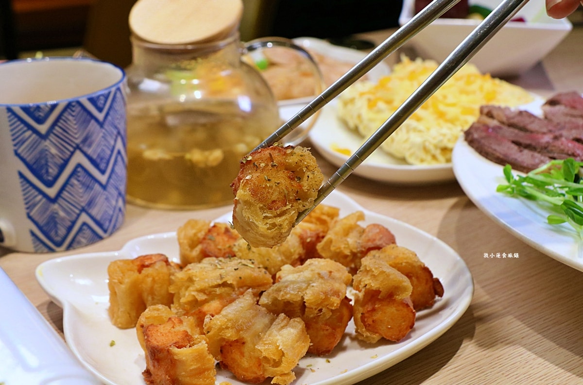 韓國料理 一日三餐삼시세끼 ‧巷弄中超低調的家庭韓式料理，不用300元就能吃到200g的龍蝦豆腐個人鍋，份量極多平價聚餐首選!!