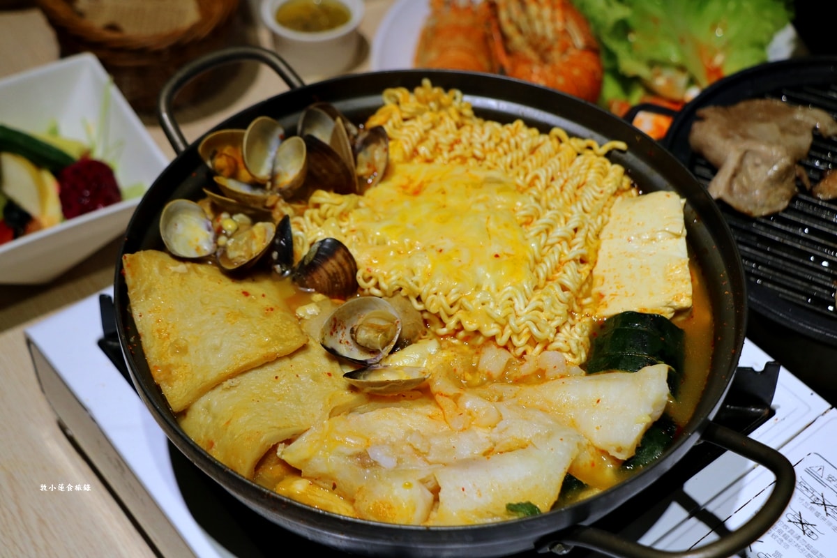 韓國料理 一日三餐삼시세끼 ‧巷弄中超低調的家庭韓式料理，不用300元就能吃到200g的龍蝦豆腐個人鍋，份量極多平價聚餐首選!!