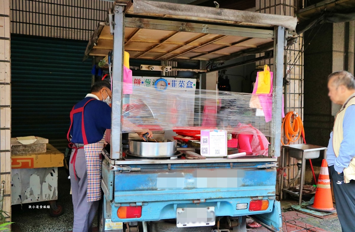 壽昌路無名餡餅/蔥油餅/韭菜盒‧三十年手工餡餅攤車，在地人最推薦的台式下午茶