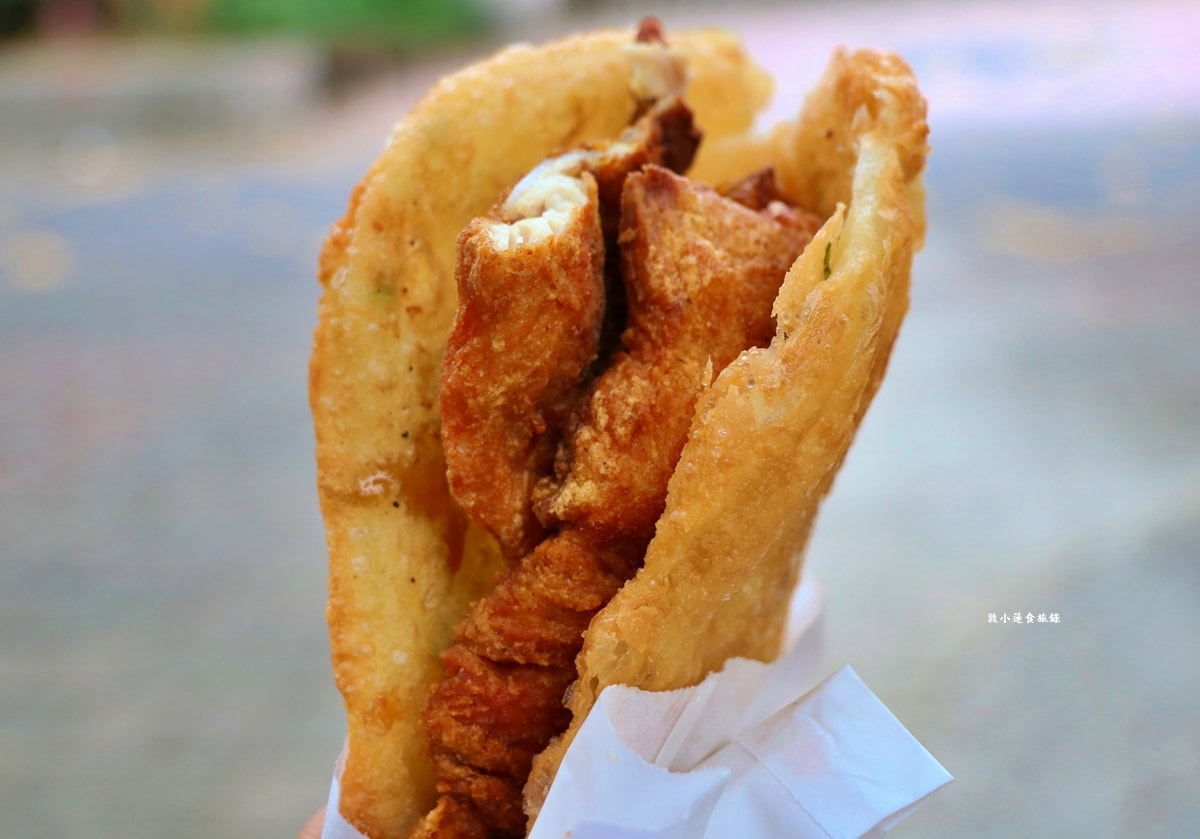 周媽媽香雞排‧國中學區最火的排隊美食,蔥油餅夾香雞排30年不變的老味道!! - 第8張圖 周媽媽香雞排‧國中學區最火的排隊美食,蔥油餅夾香雞排30年不變的老味道!!