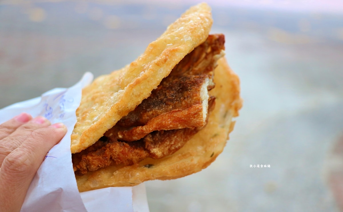 周媽媽香雞排‧國中學區最火的排隊美食,蔥油餅夾香雞排30年不變的老味道!! - 第12張圖 周媽媽香雞排‧國中學區最火的排隊美食,蔥油餅夾香雞排30年不變的老味道!!