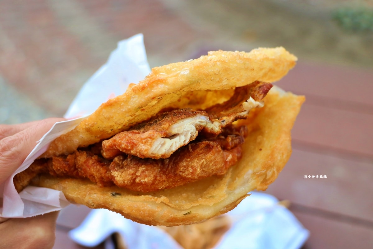周媽媽香雞排‧國中學區最火的排隊美食,蔥油餅夾香雞排30年不變的老味道!! - 第13張圖 周媽媽香雞排‧國中學區最火的排隊美食,蔥油餅夾香雞排30年不變的老味道!!