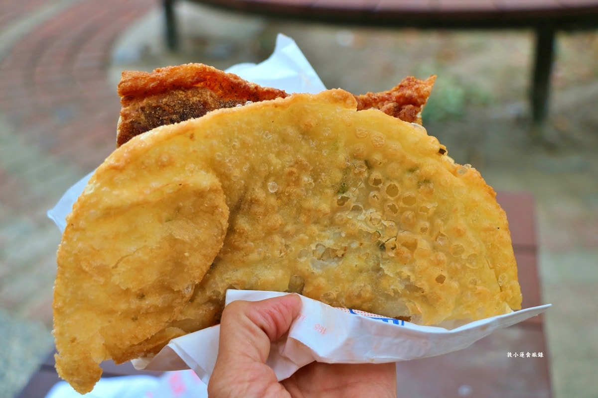 周媽媽香雞排‧國中學區最火的排隊美食,蔥油餅夾香雞排30年不變的老味道!! - 第14張圖 周媽媽香雞排‧國中學區最火的排隊美食,蔥油餅夾香雞排30年不變的老味道!!