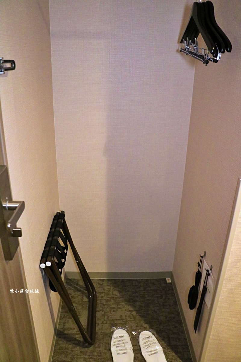 【日本岡山】 岡山微笑飯店Smile Hotel Okayama‧連鎖商務旅館，飯店門口有路面電車與巴士站，步行JR岡山站只要12分鐘路程