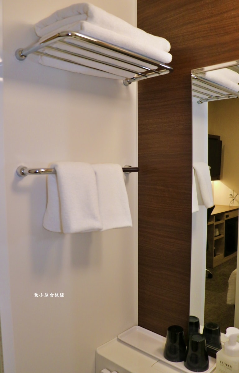 【日本岡山】 岡山微笑飯店Smile Hotel Okayama‧連鎖商務旅館，飯店門口有路面電車與巴士站，步行JR岡山站只要12分鐘路程