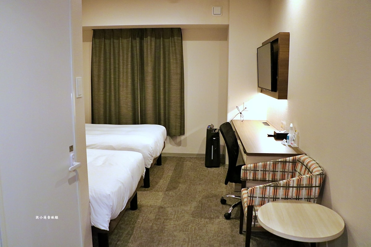 【日本岡山】 岡山微笑飯店Smile Hotel Okayama‧連鎖商務旅館，飯店門口有路面電車與巴士站，步行JR岡山站只要12分鐘路程