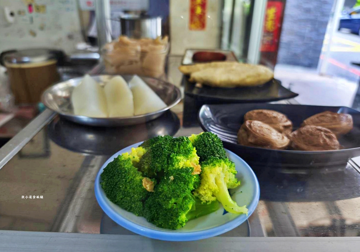 渤海街無名巷口肉燥飯‧藏身在巷口中的無名美食，老饕們必點肉燥飯、麻醬麵再來顆半熟荷包蛋