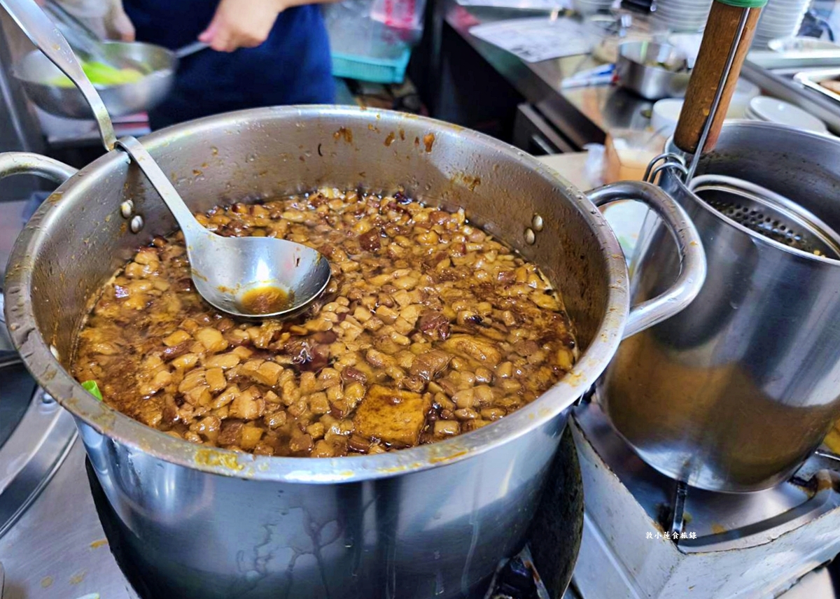 渤海街無名巷口肉燥飯‧藏身在巷口中的無名美食，老饕們必點肉燥飯、麻醬麵再來顆半熟荷包蛋