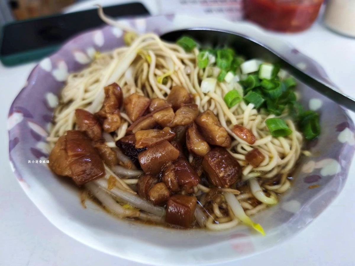 渤海街無名巷口肉燥飯‧藏身在巷口中的無名美食，老饕們必點肉燥飯、麻醬麵再來顆半熟荷包蛋
