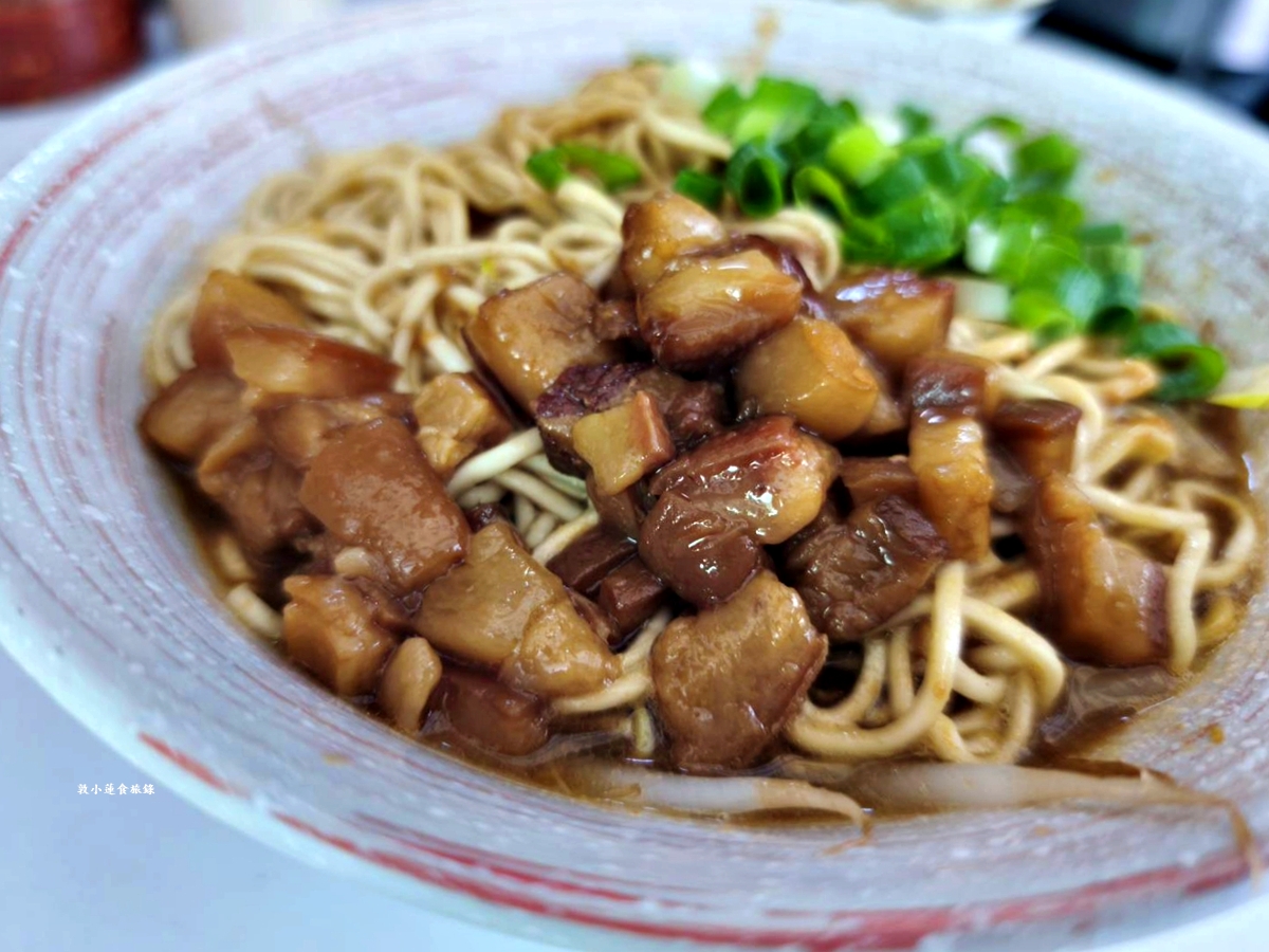 渤海街無名巷口肉燥飯‧藏身在巷口中的無名美食，老饕們必點肉燥飯、麻醬麵再來顆半熟荷包蛋