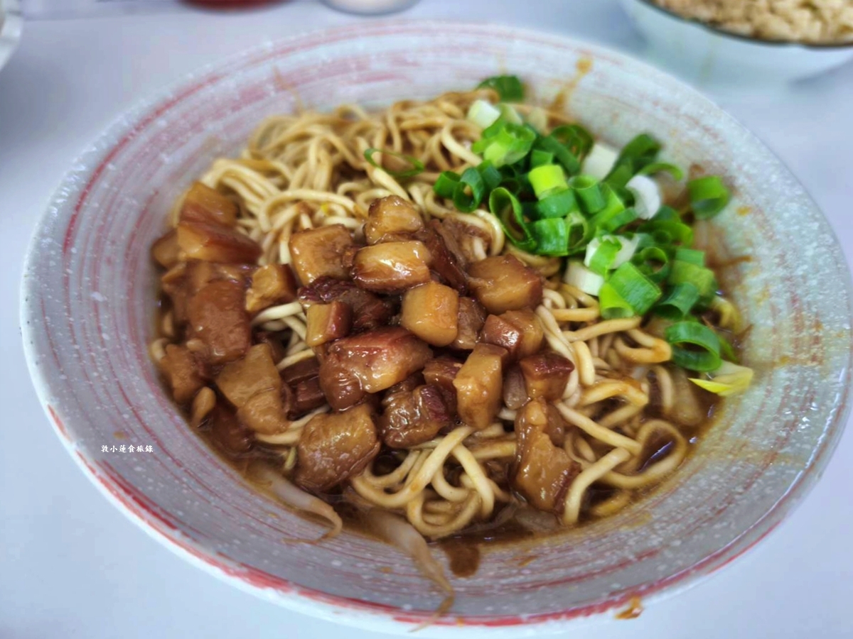渤海街無名巷口肉燥飯‧藏身在巷口中的無名美食，老饕們必點肉燥飯、麻醬麵再來顆半熟荷包蛋