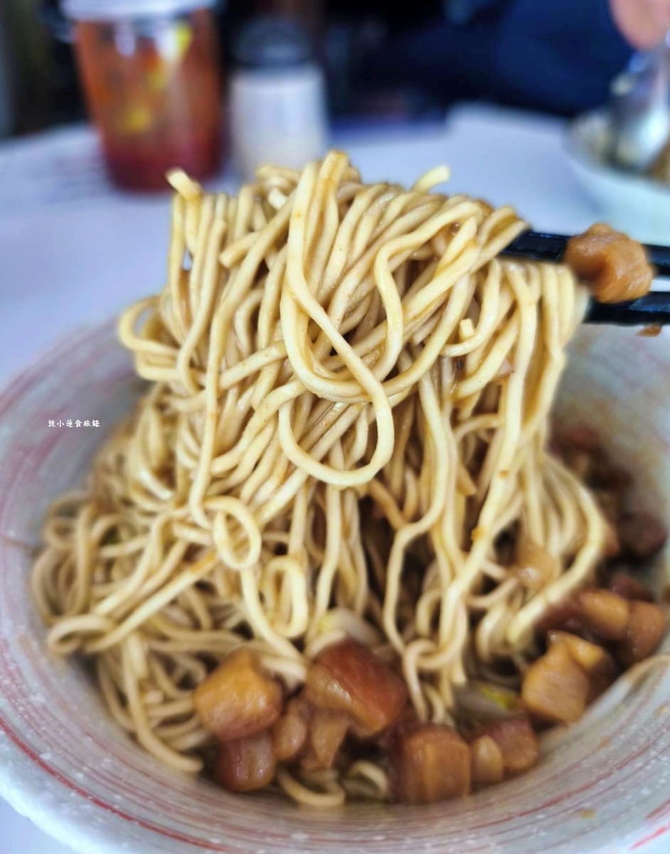 渤海街無名巷口肉燥飯‧藏身在巷口中的無名美食，老饕們必點肉燥飯、麻醬麵再來顆半熟荷包蛋