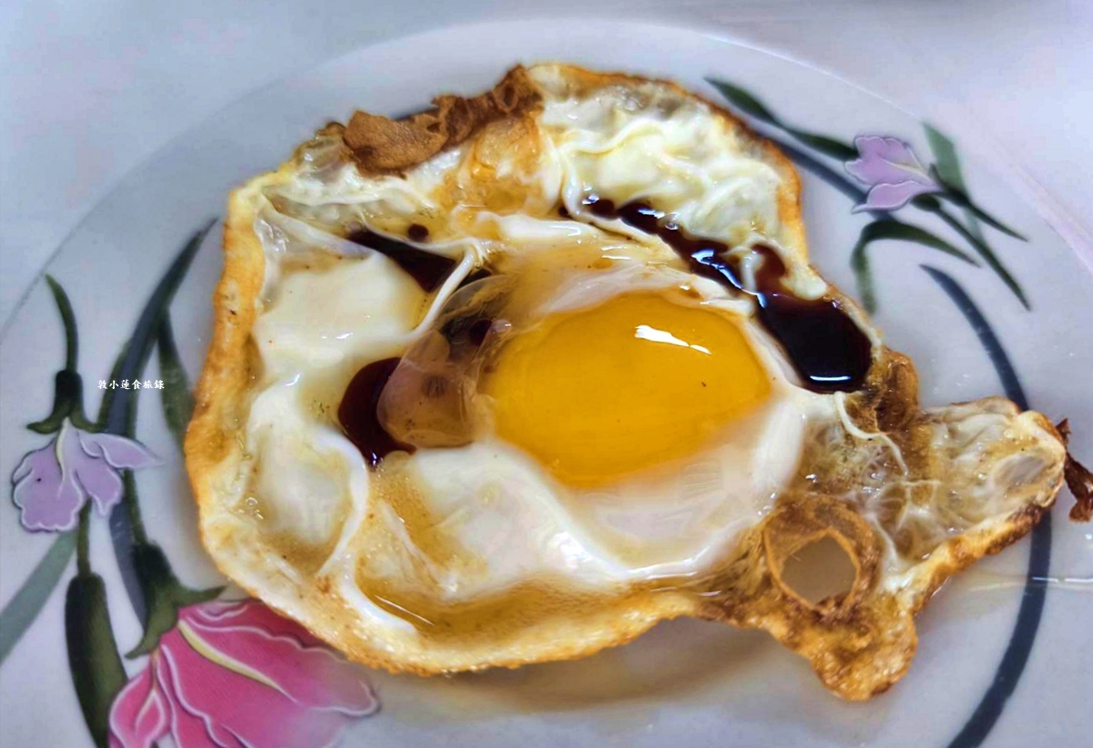 渤海街無名巷口肉燥飯‧藏身在巷口中的無名美食，老饕們必點肉燥飯、麻醬麵再來顆半熟荷包蛋