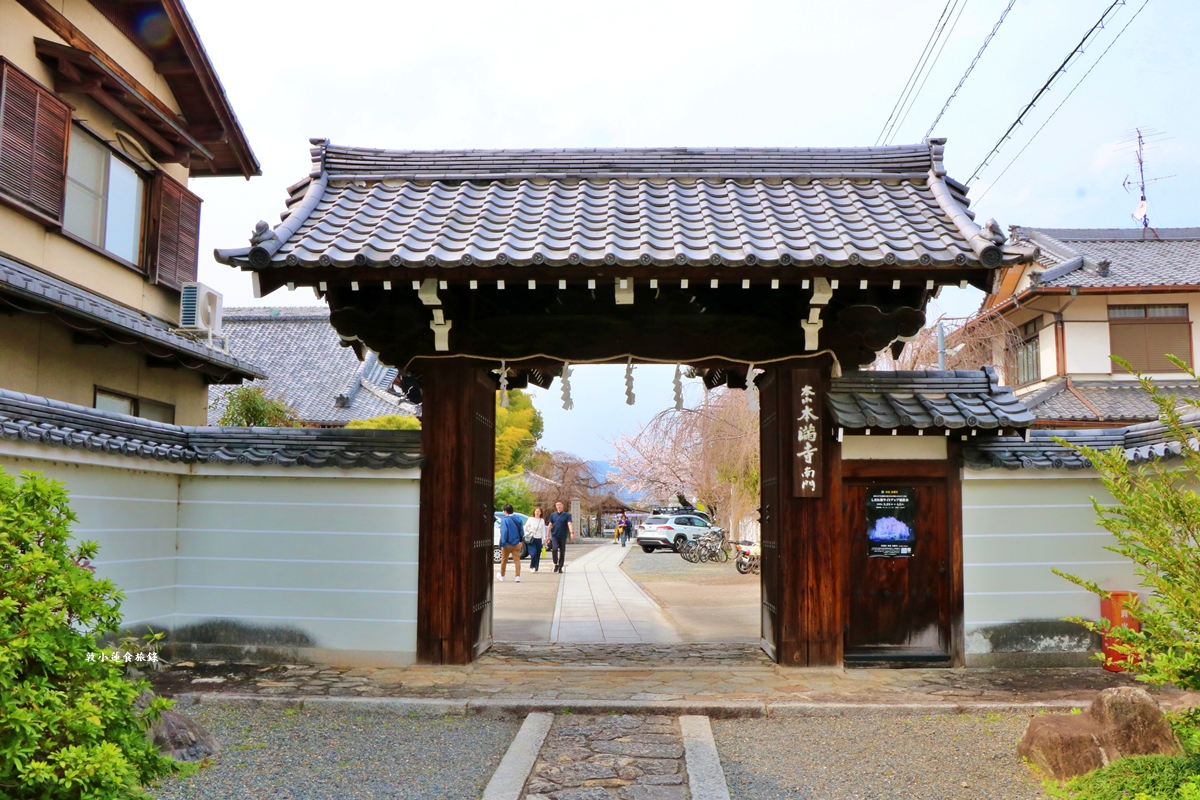 【京都日本】本滿寺‧室町時代創立的古寺,本滿寺90年樹齡的枝垂櫻,粉嫩櫻花隨風搖曳 - 第3張圖 【京都日本】本滿寺‧室町時代創立的古寺,本滿寺90年樹齡的枝垂櫻,粉嫩櫻花隨風搖曳