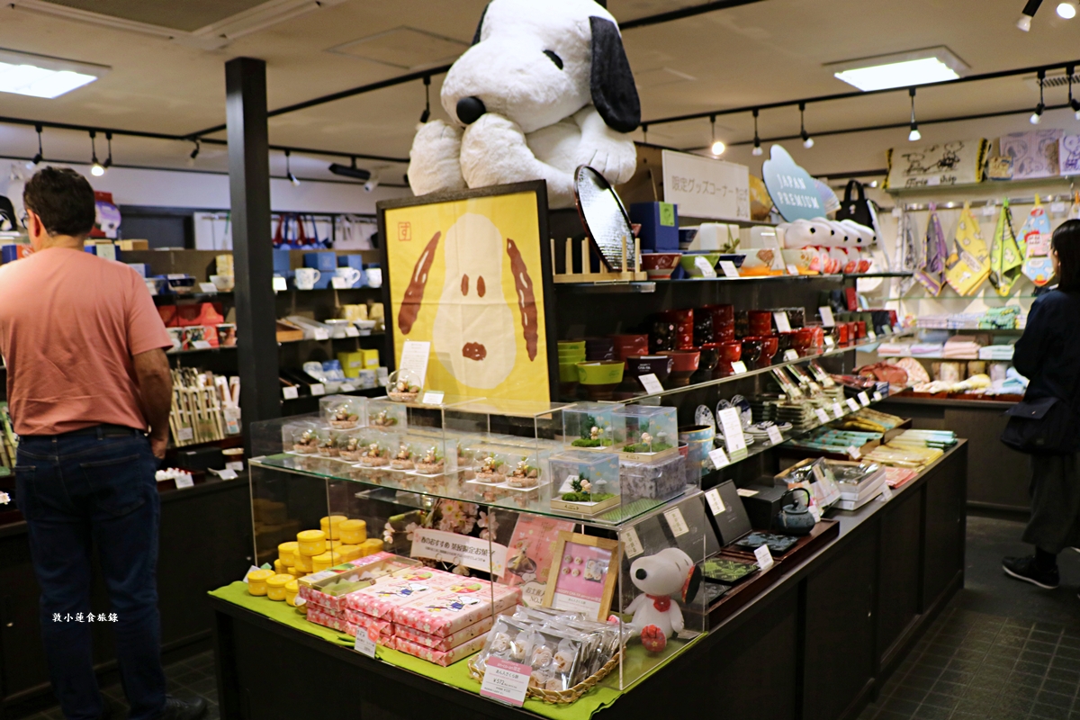 【日本京都】SNOOPY 茶屋 京都 錦店‧和風甜點店，一樓伴手禮，二樓茶屋館，和風造型史努比周邊商品