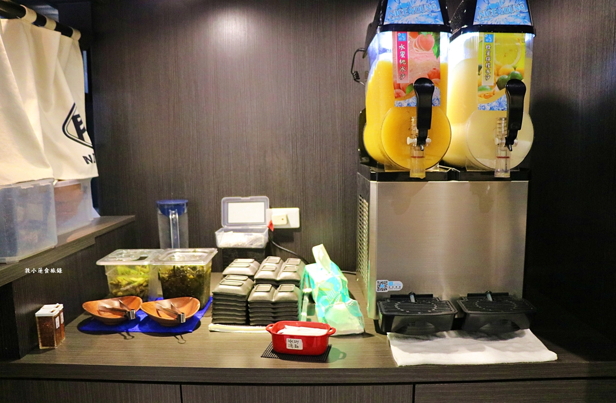 牛丁次郎坊 仁武店‧日式屋台直火燒肉丼飯，最厚實的雞腿排丼飯，脆皮多汁，獨門醬汁京都豚肉飯!!