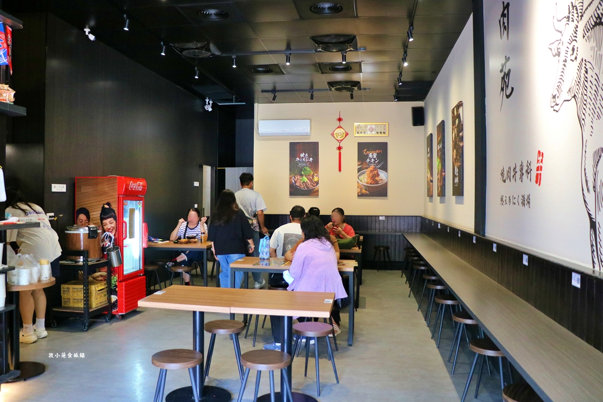 牛丁次郎坊 仁武店‧日式屋台直火燒肉丼飯，最厚實的雞腿排丼飯，脆皮多汁，獨門醬汁京都豚肉飯!!