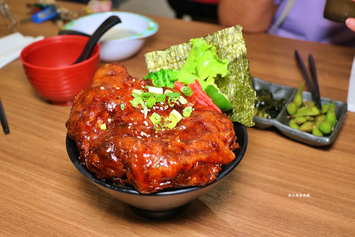 牛丁次郎坊 仁武店‧日式屋台直火燒肉丼飯，最厚實的雞腿排丼飯，脆皮多汁，獨門醬汁京都豚肉飯!!