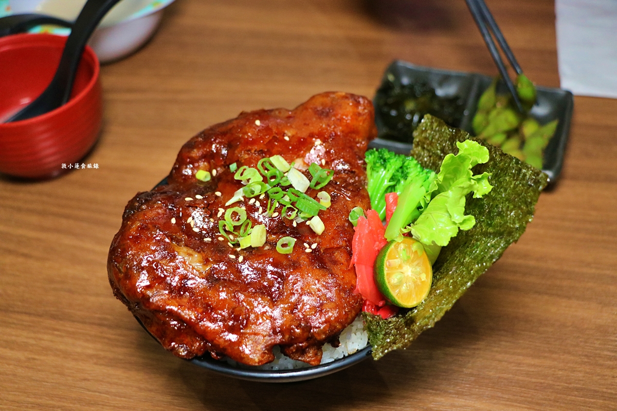 牛丁次郎坊 仁武店‧日式屋台直火燒肉丼飯，最厚實的雞腿排丼飯，脆皮多汁，獨門醬汁京都豚肉飯!!