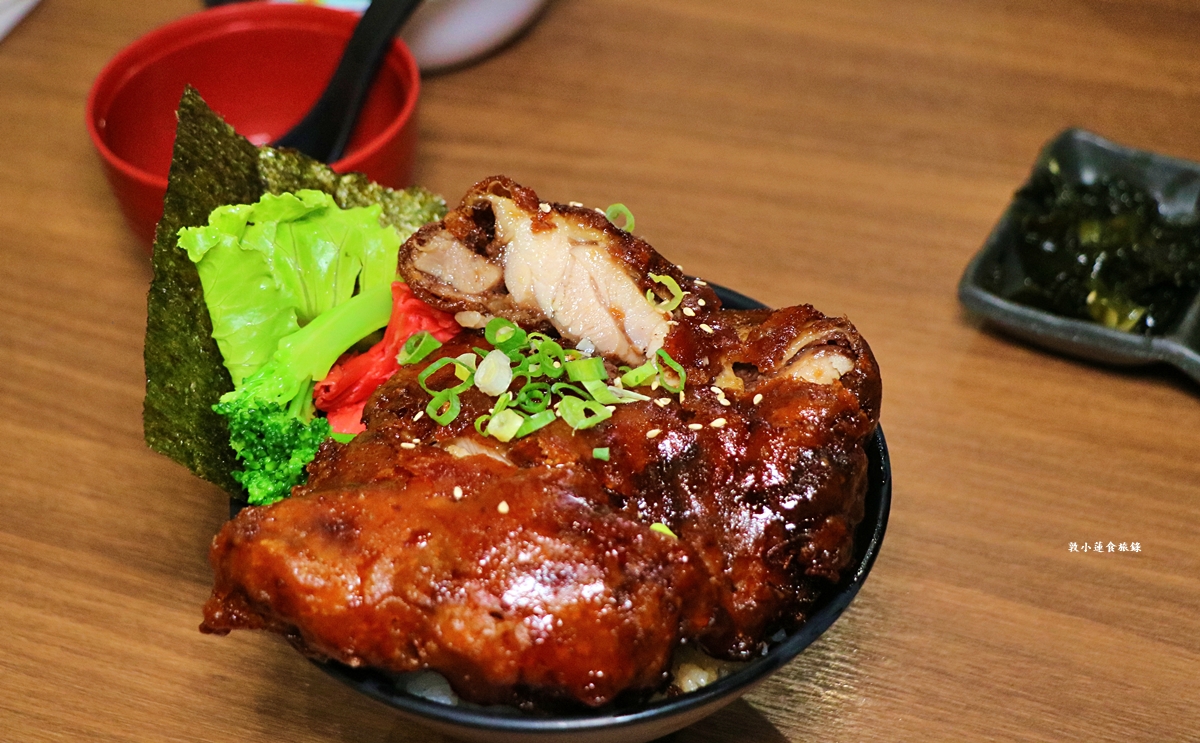 牛丁次郎坊 仁武店‧日式屋台直火燒肉丼飯，最厚實的雞腿排丼飯，脆皮多汁，獨門醬汁京都豚肉飯!!