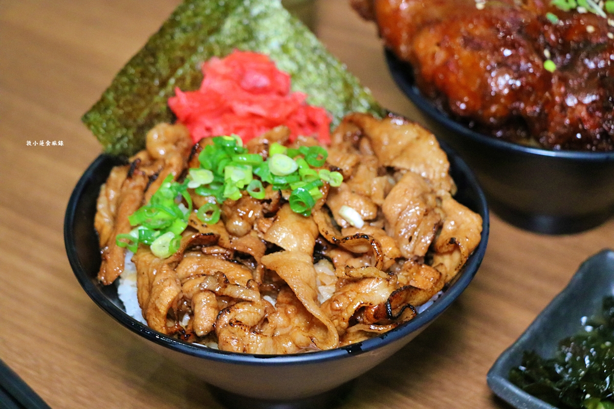 牛丁次郎坊 仁武店‧日式屋台直火燒肉丼飯，最厚實的雞腿排丼飯，脆皮多汁，獨門醬汁京都豚肉飯!!