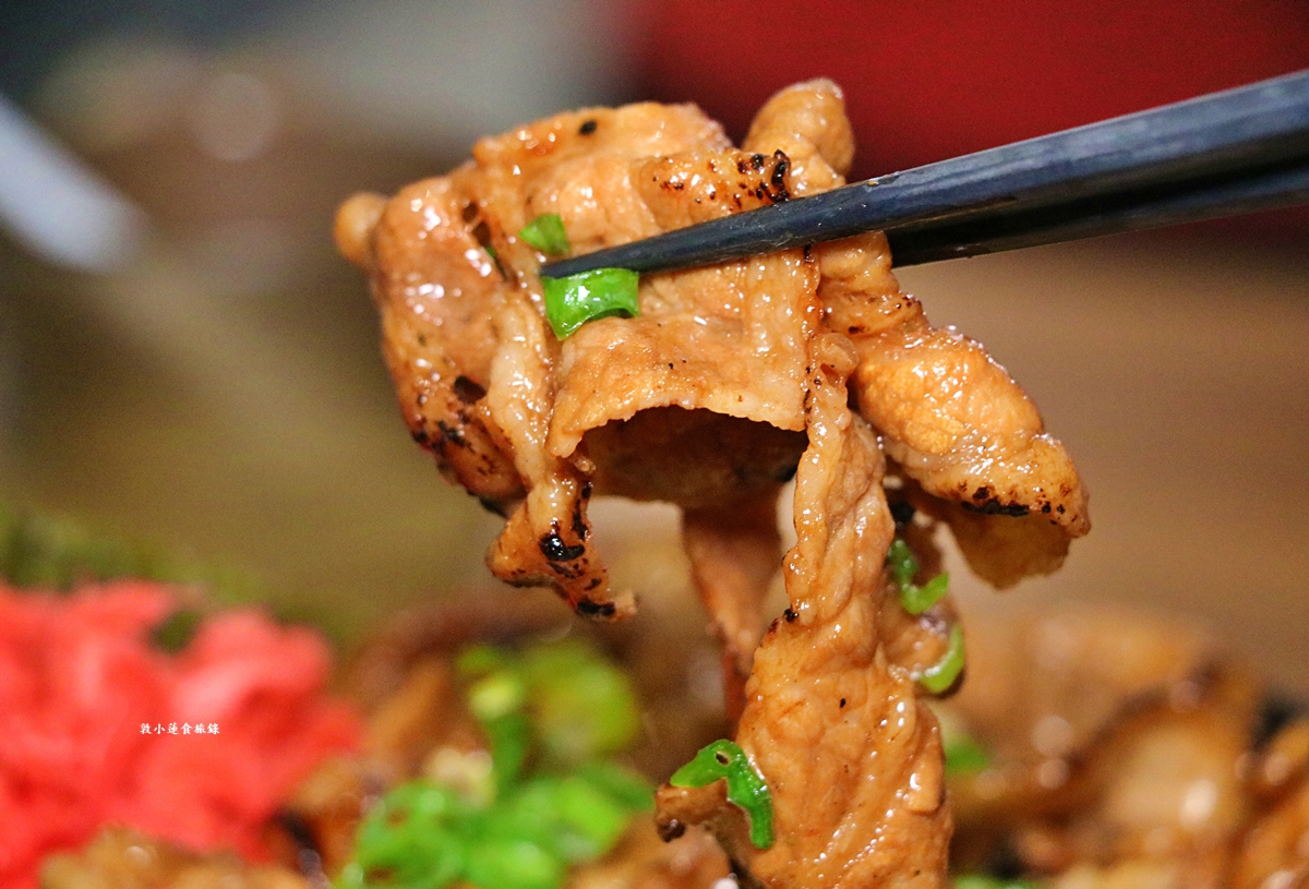 牛丁次郎坊 仁武店‧日式屋台直火燒肉丼飯，最厚實的雞腿排丼飯，脆皮多汁，獨門醬汁京都豚肉飯!!