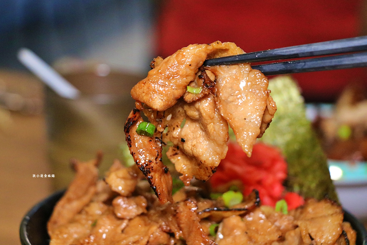 牛丁次郎坊 仁武店‧日式屋台直火燒肉丼飯，最厚實的雞腿排丼飯，脆皮多汁，獨門醬汁京都豚肉飯!!