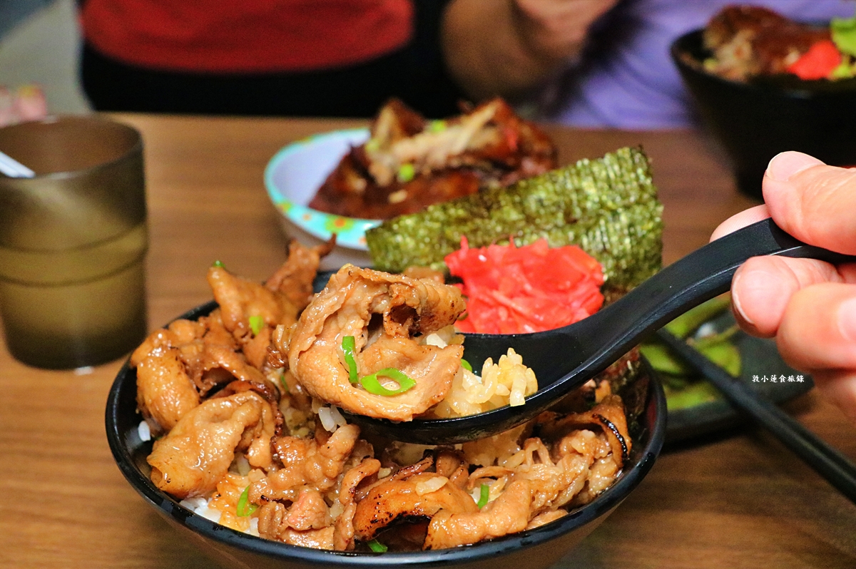 牛丁次郎坊 仁武店‧日式屋台直火燒肉丼飯，最厚實的雞腿排丼飯，脆皮多汁，獨門醬汁京都豚肉飯!!